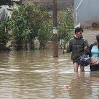banjir-cipinang-melayu-belum-surut-warga-evakuasi-barang