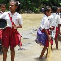 murid-murid-di-ntt-seberangi-sungai-menuju-sekolah-pelajar-smp-presiden-bupati
