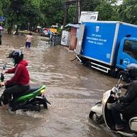 banjir-di-jl-swadarma-raya-ulujami-jaksel-lalin-dialihkan