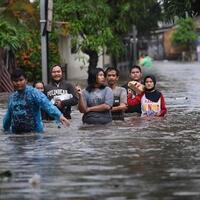 jakarta-diguyur-hujan-kawasan-pela-mampang-kebanjiran