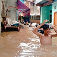 sudah-8-jam-banjir-di-tanah-rendah-kampung-melayu-belum-surut