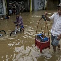 91-rt-di-jakarta-masih-terendam-banjir-182-warga-mengungsi