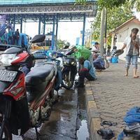 nekat-terobos-banjir-rob-di-muara-baru-jakut-sejumlah-motor-mogok