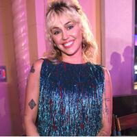 miley-cyrus-berpose-topless-untuk-pamer-sepatu