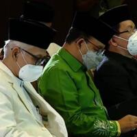 kenakan-batik-hijau-dan-kopiah-hitam-anies-baswedan-hadiri-ijtima-ulama-mui