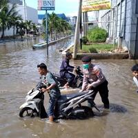 rob-di-muara-baru-belum-surut-tinggi-air-hingga-40-cm