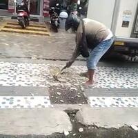 murka-suami-hancurkan-trotoar-yang-bikin-istri-jatuh-terkapar