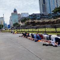 momen-khusyuk-massa-demo-10-november-salat-zuhur-di-patung-kuda
