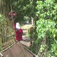 jembatan-rusak-parah-pelajar-jambi-bergantungan-di-tali-demi-bisa-sekolah