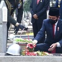 jokowi-tabur-bunga-di-makam-ani-yudhoyono-hingga-bj-habibie