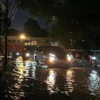 jalan-duren-bangka-jaksel-tergenang-sejumlah-motor-mogok