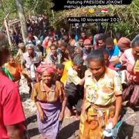 viral-warga-ramai-gotong-patung-jokowi-ke-gunung-sunu-ntt-ini-ceritanya