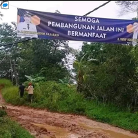 ketika-spanduk-lebih-penting-ketimbang-pembangunannya-kocak-banget