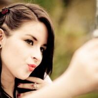 ini-lho-alasan-mayoritas-wanita-miringkan-kepala-saat-selfie