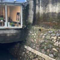 ada-kafe-berdiri-di-atas-saluran-air-kemang-camat-tidak-kelihatan-oleh-kami