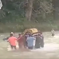 warga-ramai-ramai-sebrangi-sungai-dan-gotong-jenazah-akibat-tak-ada-jembatan