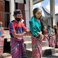 kok-bisa-ada-ya-5-tradisi-aneh-dan-mengerikan-suku-suku-yang-ada-di-indonesia