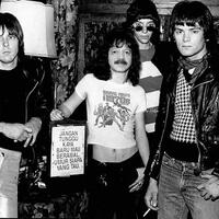 kisah-hidup--joey-ramone-frontman-ringkih--cinta-segitiga-yang-rumit