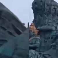 heboh-pria-panjat-patung-gwk-di-bali-siapa-sih