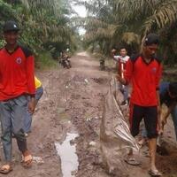 kisah-pelajar-perbaiki-sendiri-jalan-ke-sekolah-sebab-rusak-parah