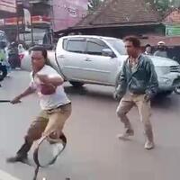 emosi-bapak-bawa-parang-kejar-polantas-gegara-anak-ditilang