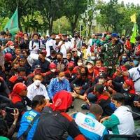 kepada-massa-buruh-anies-mengaku-terpaksa-tetapkan-ump-dki-2022-naik-hanya-rp-37749