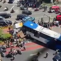 bus-transjakarta-tabrak-pos-polisi-di-cililitan-1-orang-terluka