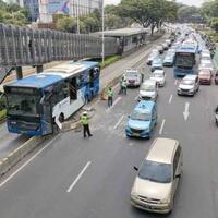 bus-transjakarta-tabrak-pembatas-jalan-di-ratu-plaza-arus-lalu-lintas-macet