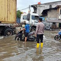 puluhan-warga-muara-angke-terdampak-banjir-rob-polisi-beri-bantuan