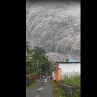 breaking-news-gunung-semeru-meletus-hebat-warga-panik-hindari-hujan-abu-vulkanik