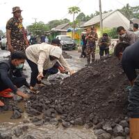kunjungi-wilayah-terdampak-gunung-semeru-aksi-mensos-risma-punguti-batu
