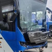 transj-tabrak-tembok-di-halte-puri-beta-gegara-sopir-lupa-tarik-rem-tangan