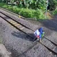 gegara-mesin-motor-mati-ibu-dan-anak-nyaris-tertabrak-kereta-api