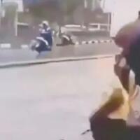 viral-video-ibu-ibu-terperosok-kubangan-di-padalarang-warganet-malah-salahkan-anies