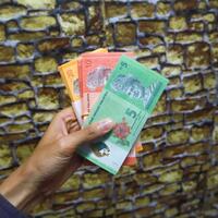 pekerja-migran-di-malaysia-berapa-sih-gajinya-simak-yuk-gansis