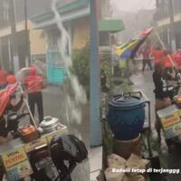 tetap-semangat-emak-emak-ini-olahraga-menantang-alam