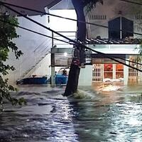 imbas-hujan-deras-kawasan-dekat-kali-di-mampang-banjir