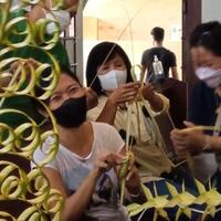 usung-tema-ramah-lingkungan-ornamen-natal-gereja-kotabaru-dibuat-dengan-janur-kuning