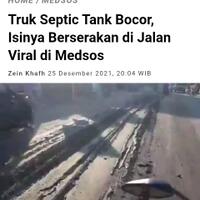 truk-septic-tank-bocor-isinya-berserakan-di-jalan-viral-di-medsos