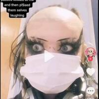 ngakak-pria-ini-gunakan-celana-dalam-wanita-sebagai-masker-saat-naik-pesawat