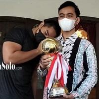 potret-manjanya-kaesang-ke-gibran-terlihat-saat-menyerahkan-trofi-juara-liga-2