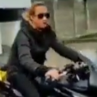 tidak-pakai-helm-bahar-smith-naik-motor-sambil-ugal-ugalan