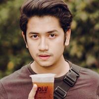 zikri-daulay-ciuman-dan-gendong-ayu-aulia-di-kolam-renang