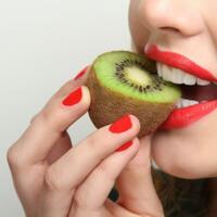 viral-makan-buah-kiwi-dengan-kulitnya-apa-bisa-cek-faktanya