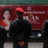 truk-bergambar-puan-maharani-bawa-100-ton-beras-bantuan-untuk-masyarakat-kalbar