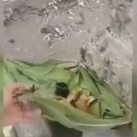 warga-sengaja-buang-sesajen-di-semeru