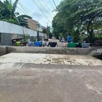 protes-tak-dapat-solusi-banjir-dari-pemprov-dki-warga-beton-jalanan-jadi-tanggul