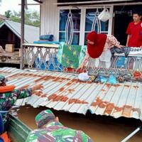banjir-di-pengaron-banjar-warga-dievakuasi-dari-atap-rumah