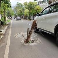 tutup-bak-kontrol-sumur-resapan-di-jalan-intan-cilandak-jebol