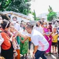 nyanyi-dengan-warga-gusuran-di-pinggiran-jis-giringsound-system-terbaik-itu-suara